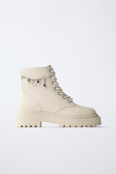 Zara CHARM DETAIL ANKLE BOOTS - Off White