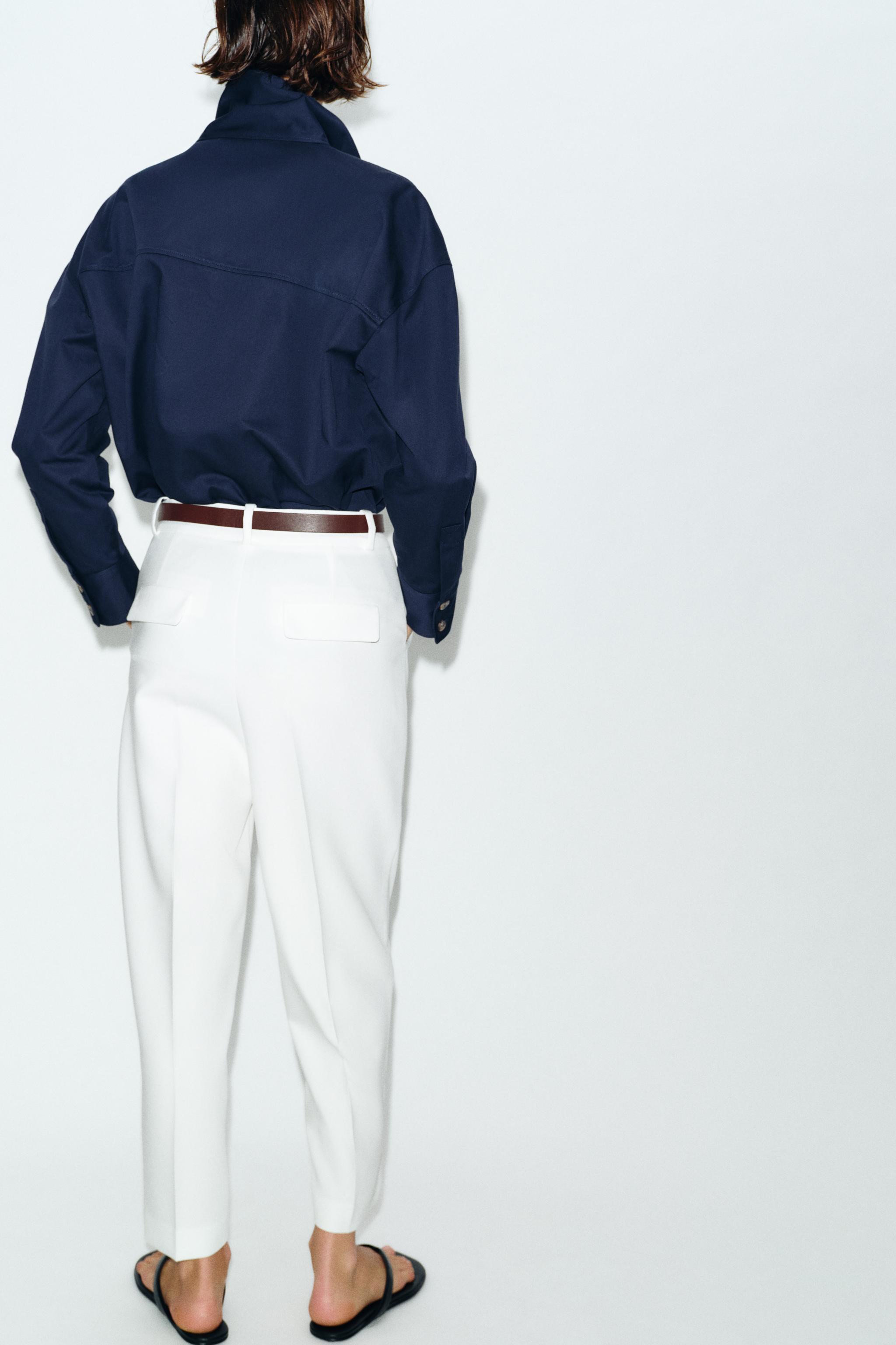 PANTALON À PINCES ET CEINTURE