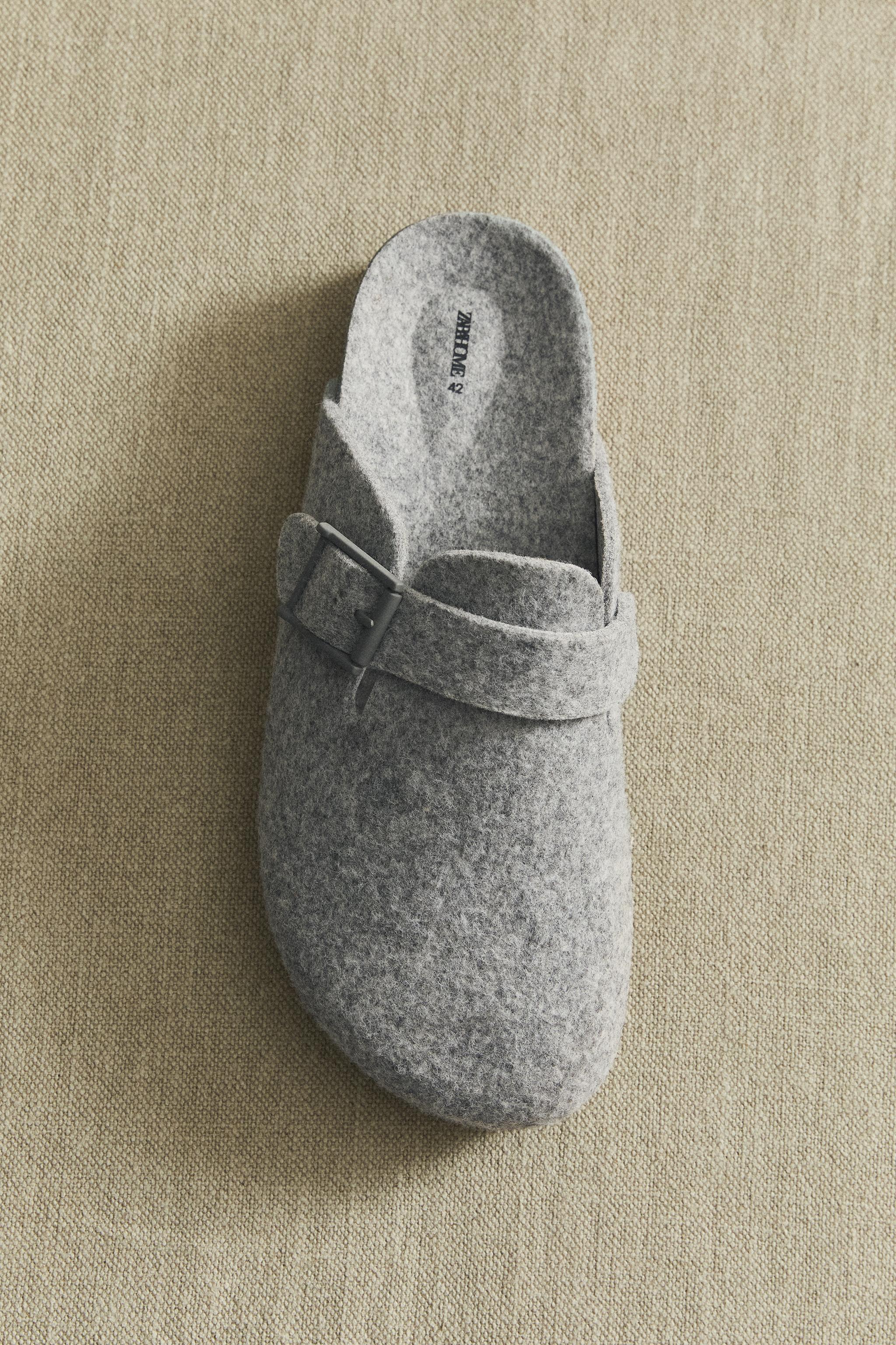 FELT BUCKLED CLOG SLIPPERS