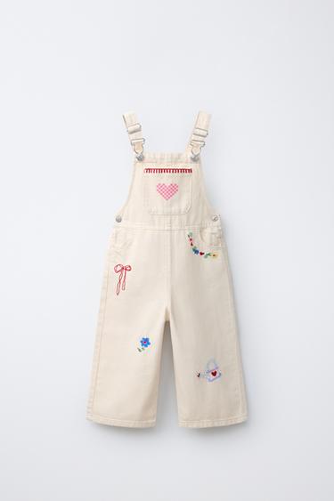 LANGE LATZHOSE AUS SERGE MIT SISSEL EDELBO X ZARA KIDS STICKEREIEN - Cremefarben von Zara