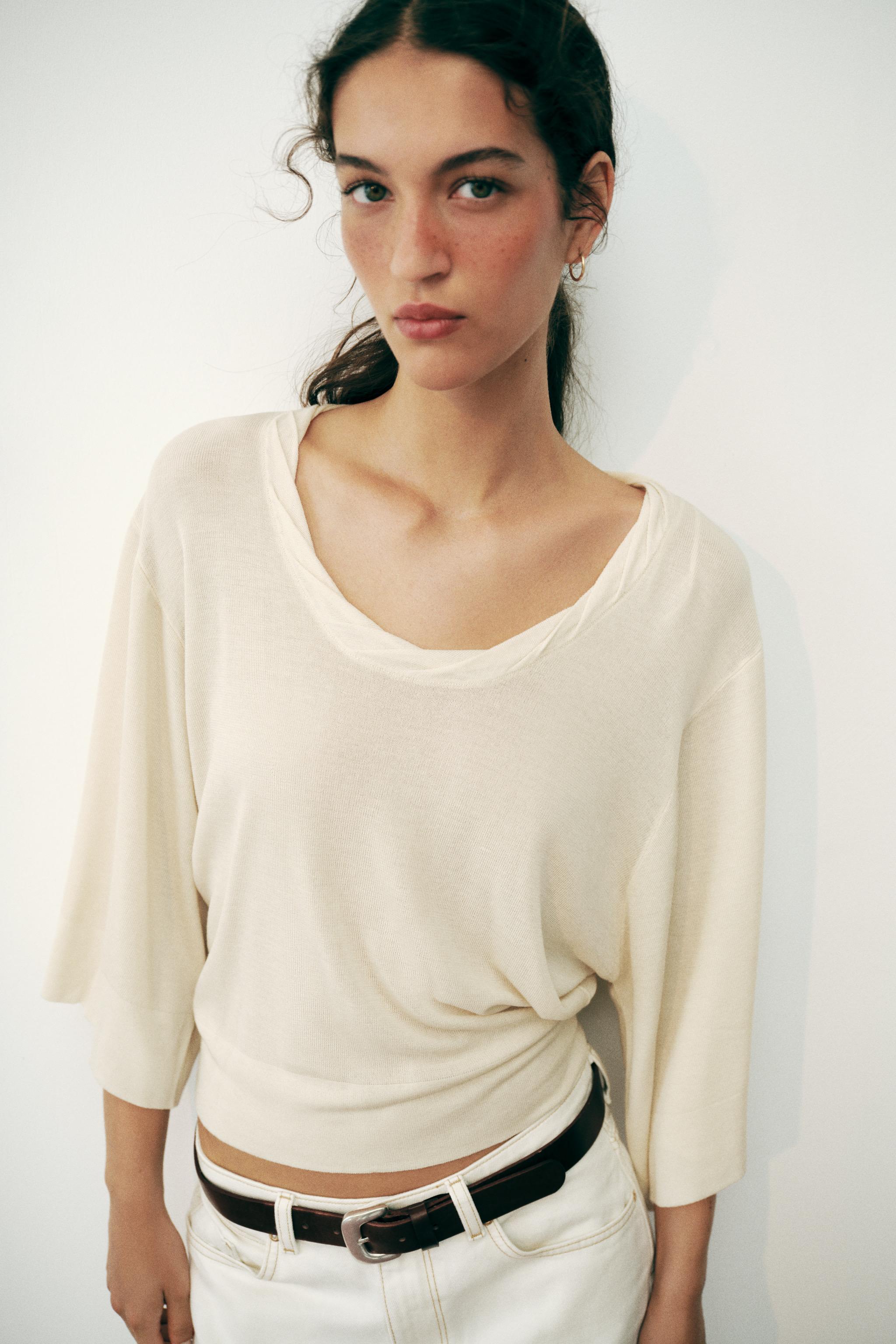 GATHERED ROUND NECK KNIT TOP