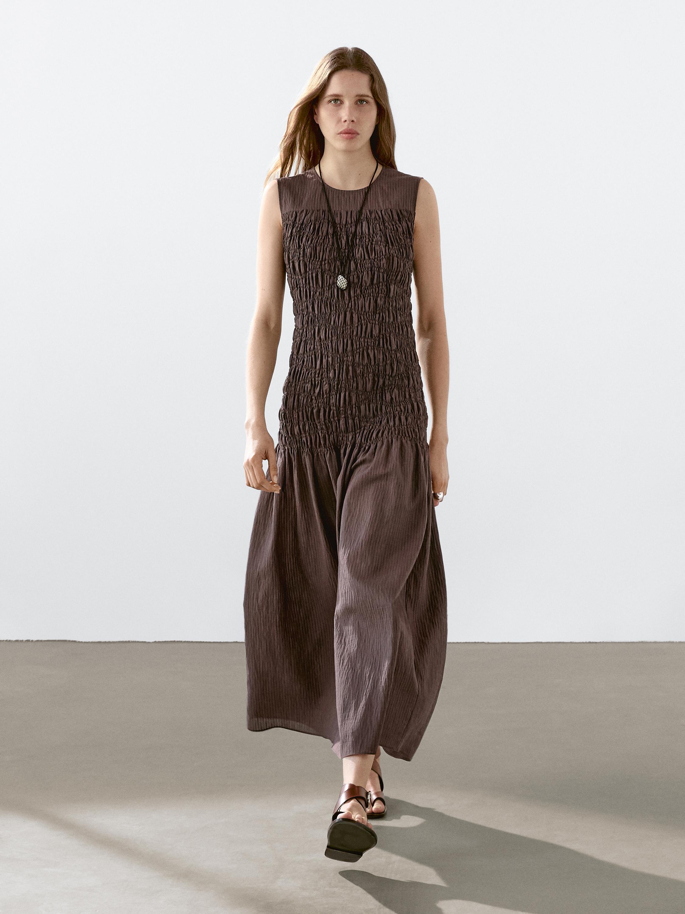 Long flounce dress with gathered detail - Dark brown | ZARA