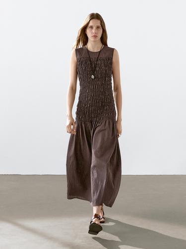 Robe longue ample froncée - Marron foncé de Zara - Image 0