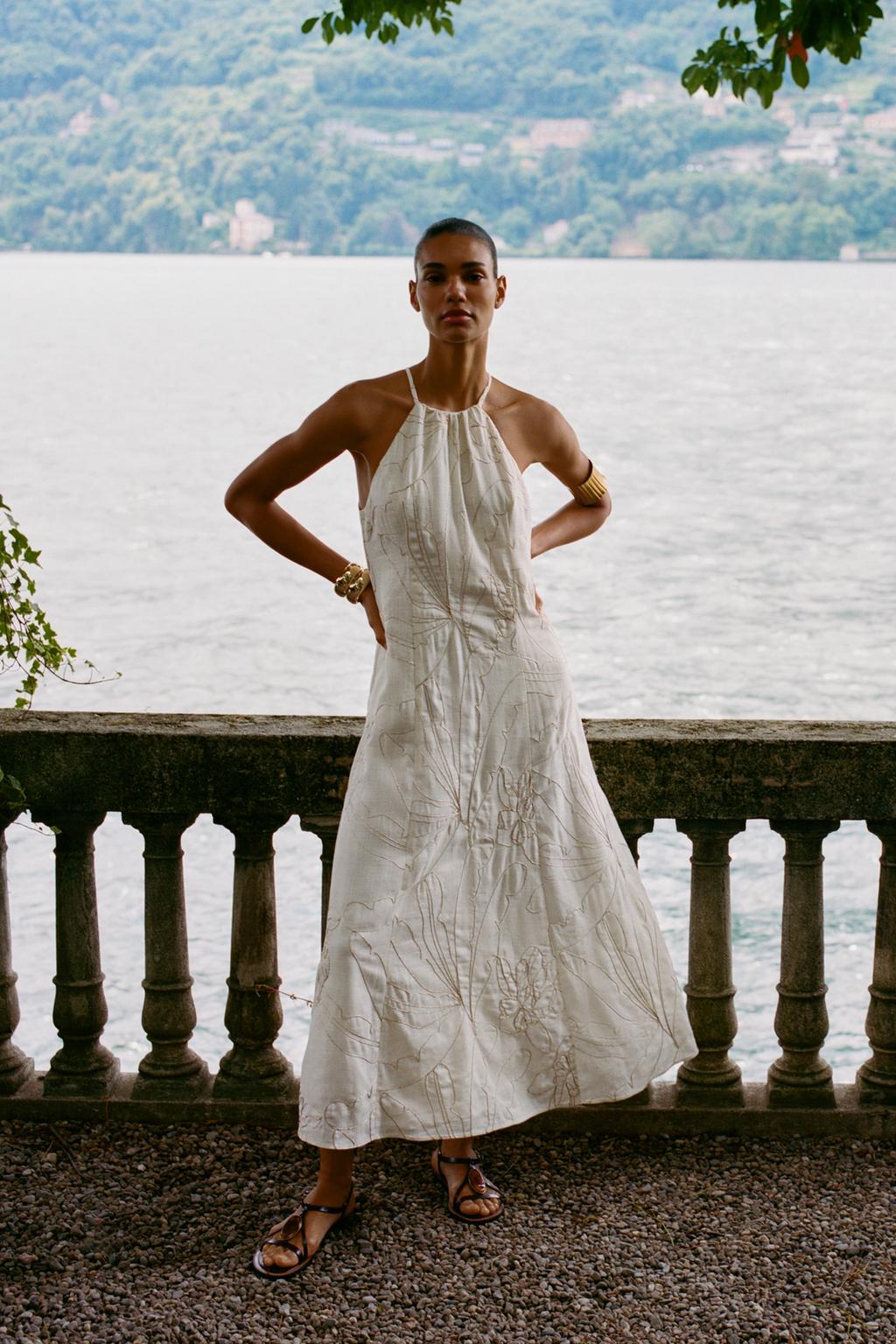 VESTIDO HALTER BORDADOS FLOR