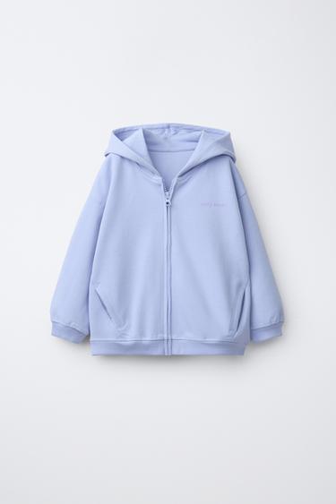 PULOVER Z ZADRGO IZ INTERLOCK TKANINE Z VTISKOM NAPISA - Pastelno modra od Zare