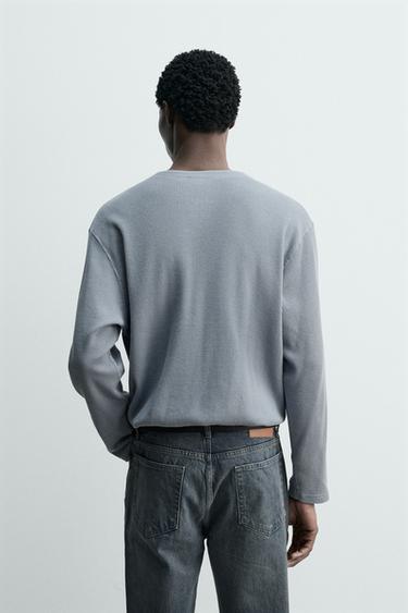 تيشرت وافل بياقة هينلي - سماوي الخاص بـ Zara