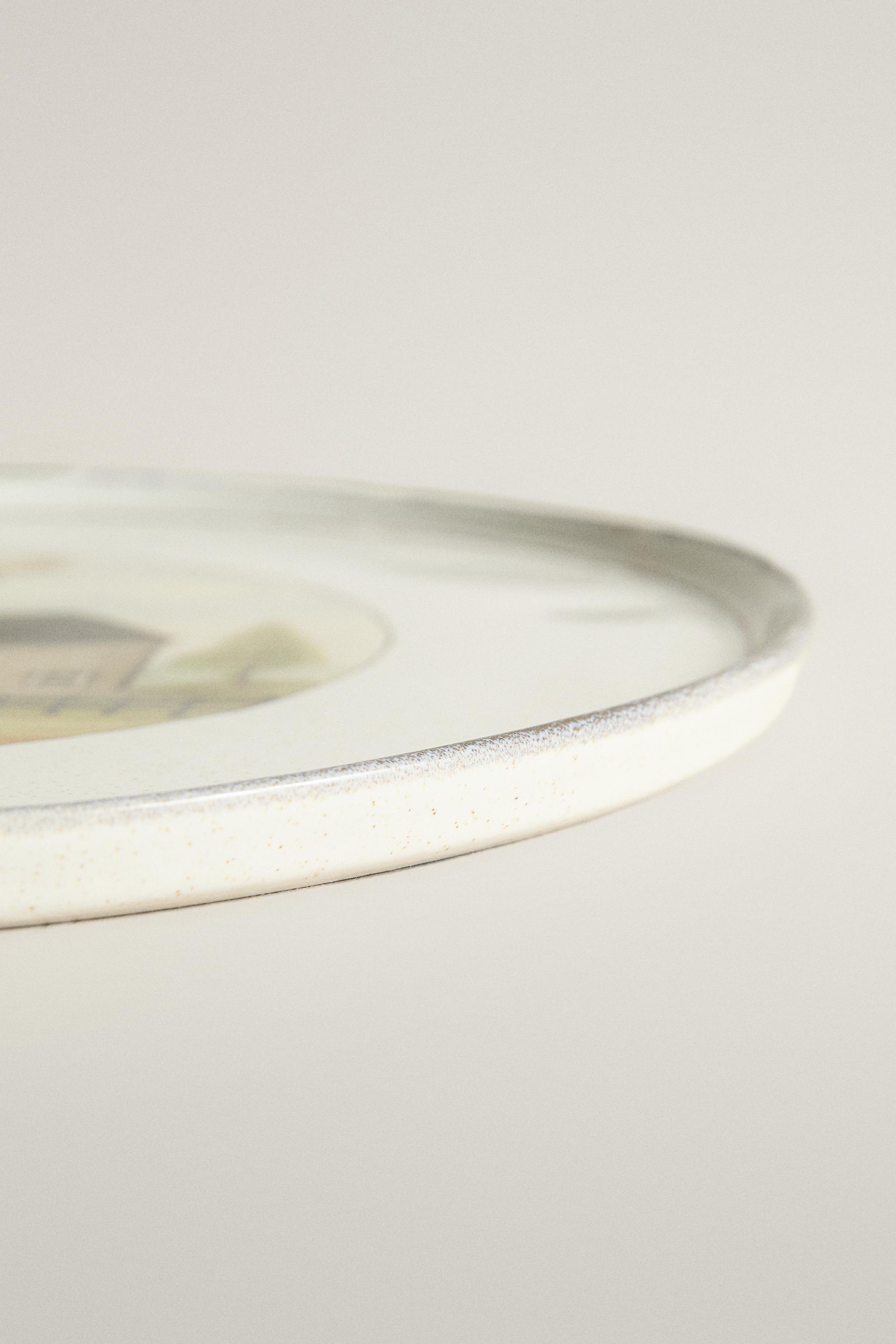 STONEWARE DINNER PLATE WITH COTTAGE DESIGN