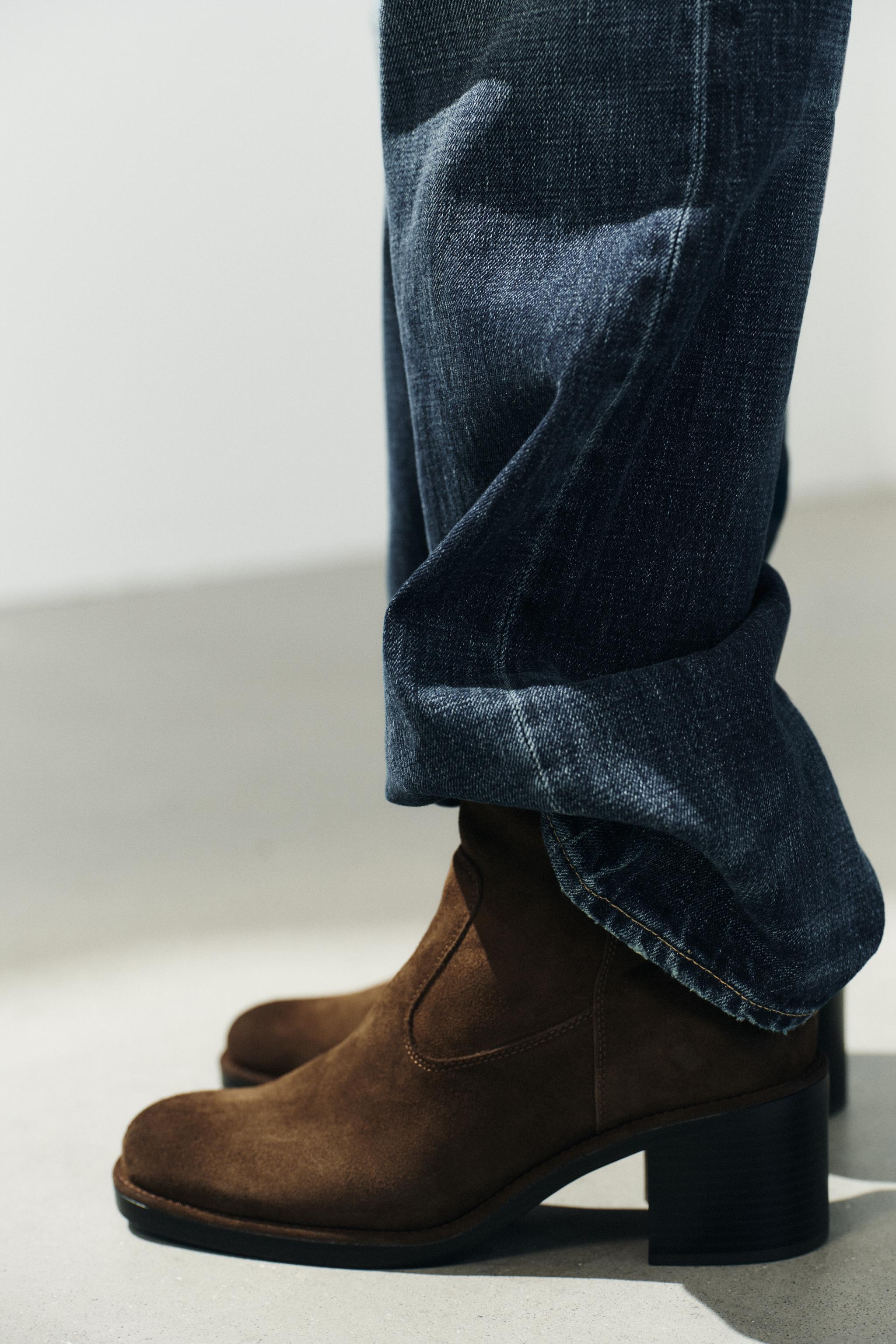 BOTTINES À TALONS EN CROÛTE DE CUIR