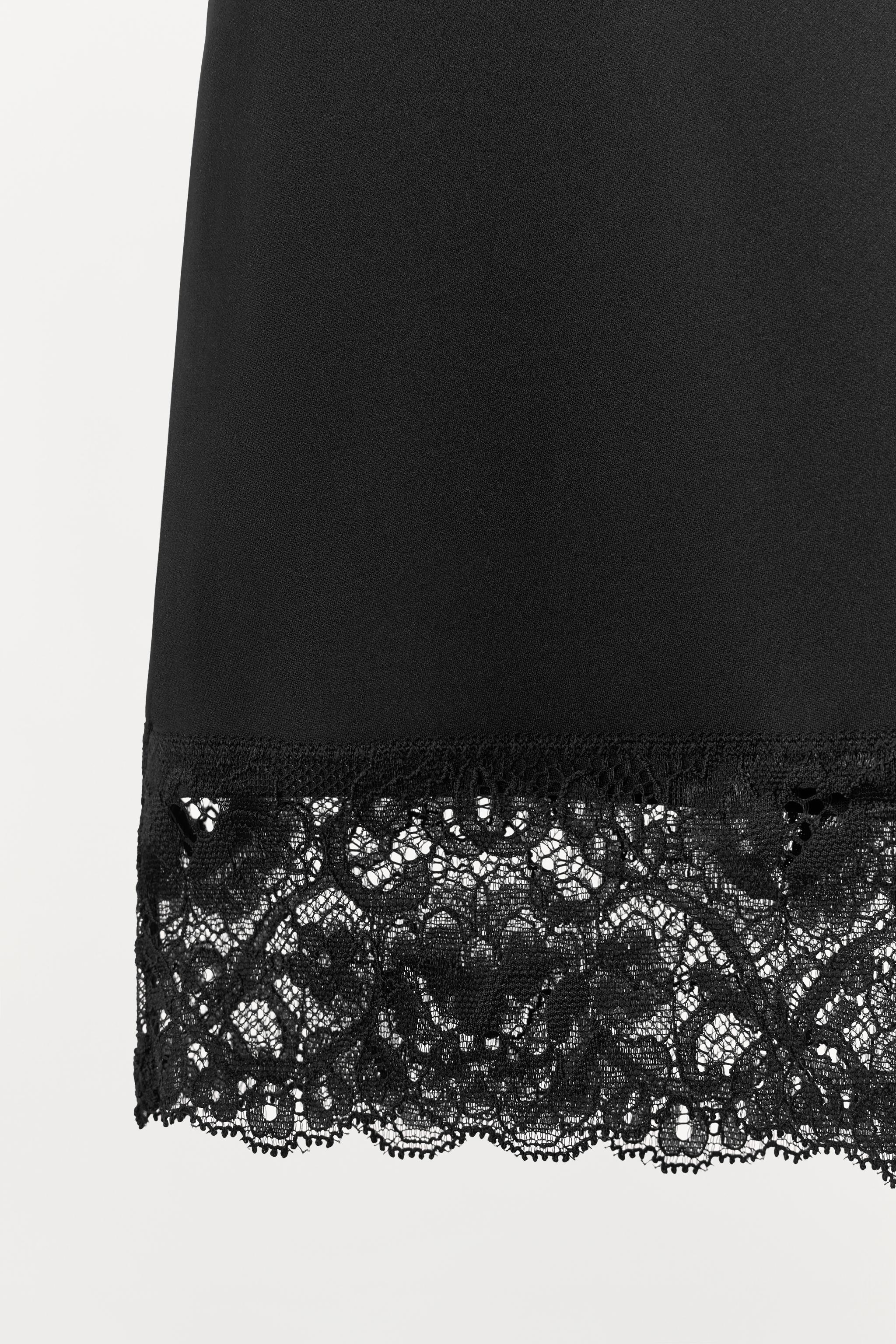SHORT EN MÉLANGE DE POLYAMIDE ET DENTELLE