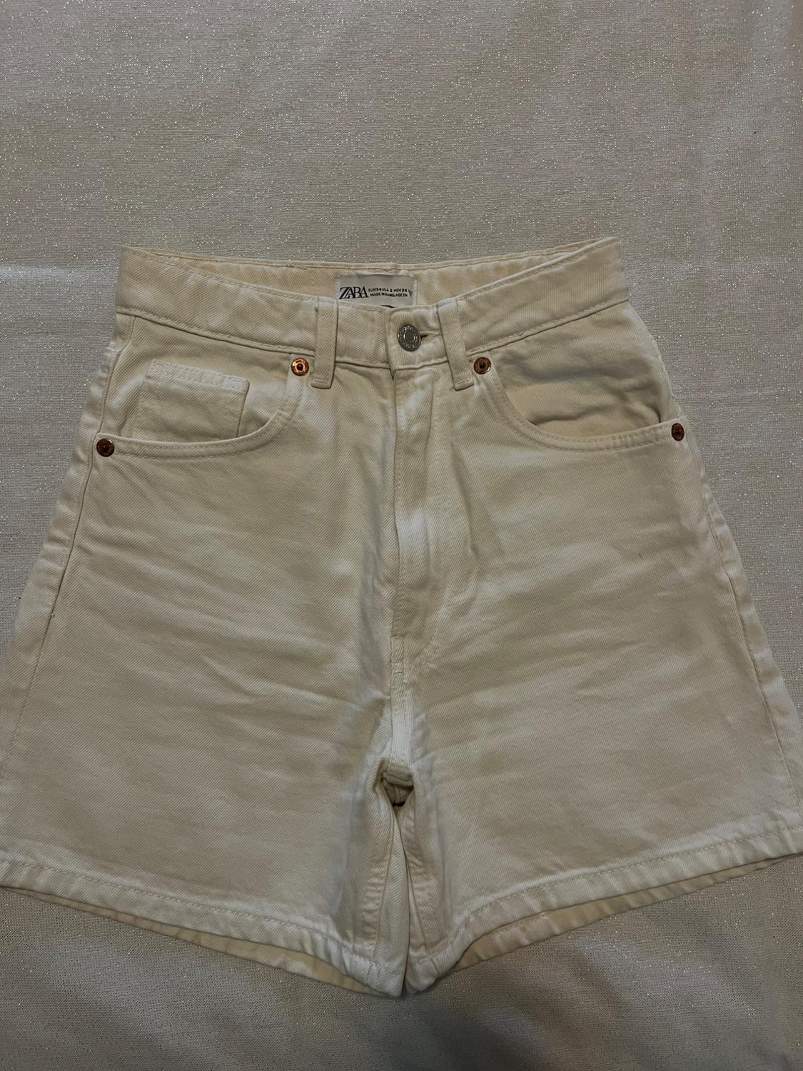 Heavyweight beige shorts with front pockets and a metal button. Visible label with the text "ZARA".