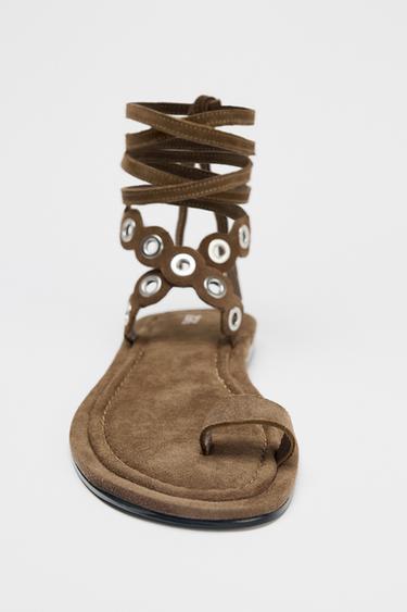 SANDALES ŒILLETS MÉTALLIQUES CUIR - Marron de Zara - Image 4
