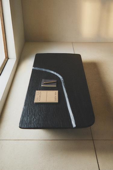 TABLE BASSE TEXTURE IRRÉGULIÈRE - Noir de Zara
