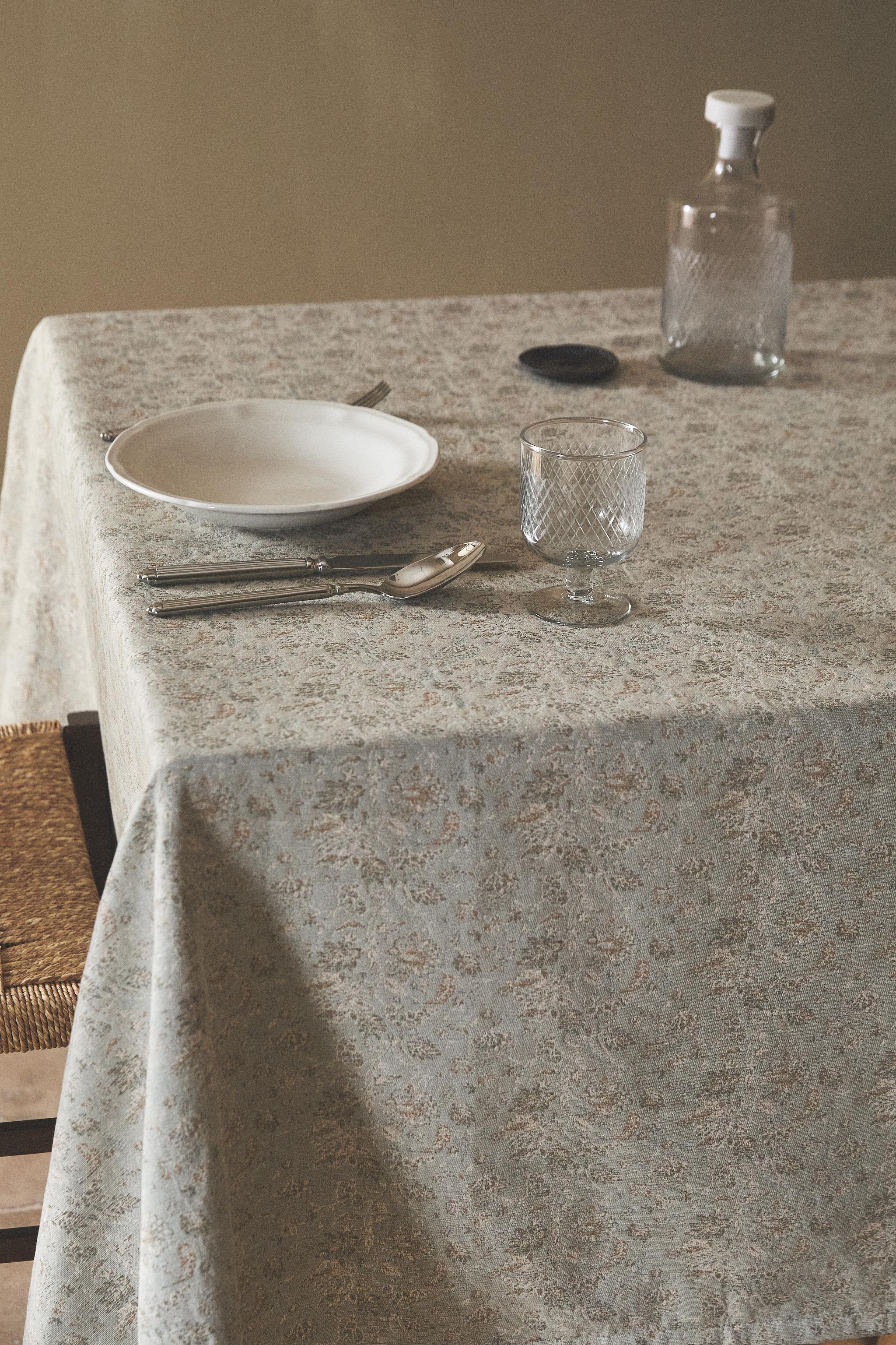 FLORAL JACQUARD TABLECLOTH