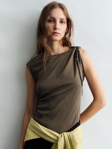 Camiseta manga corta detalle ribetes - Marrón de Zara