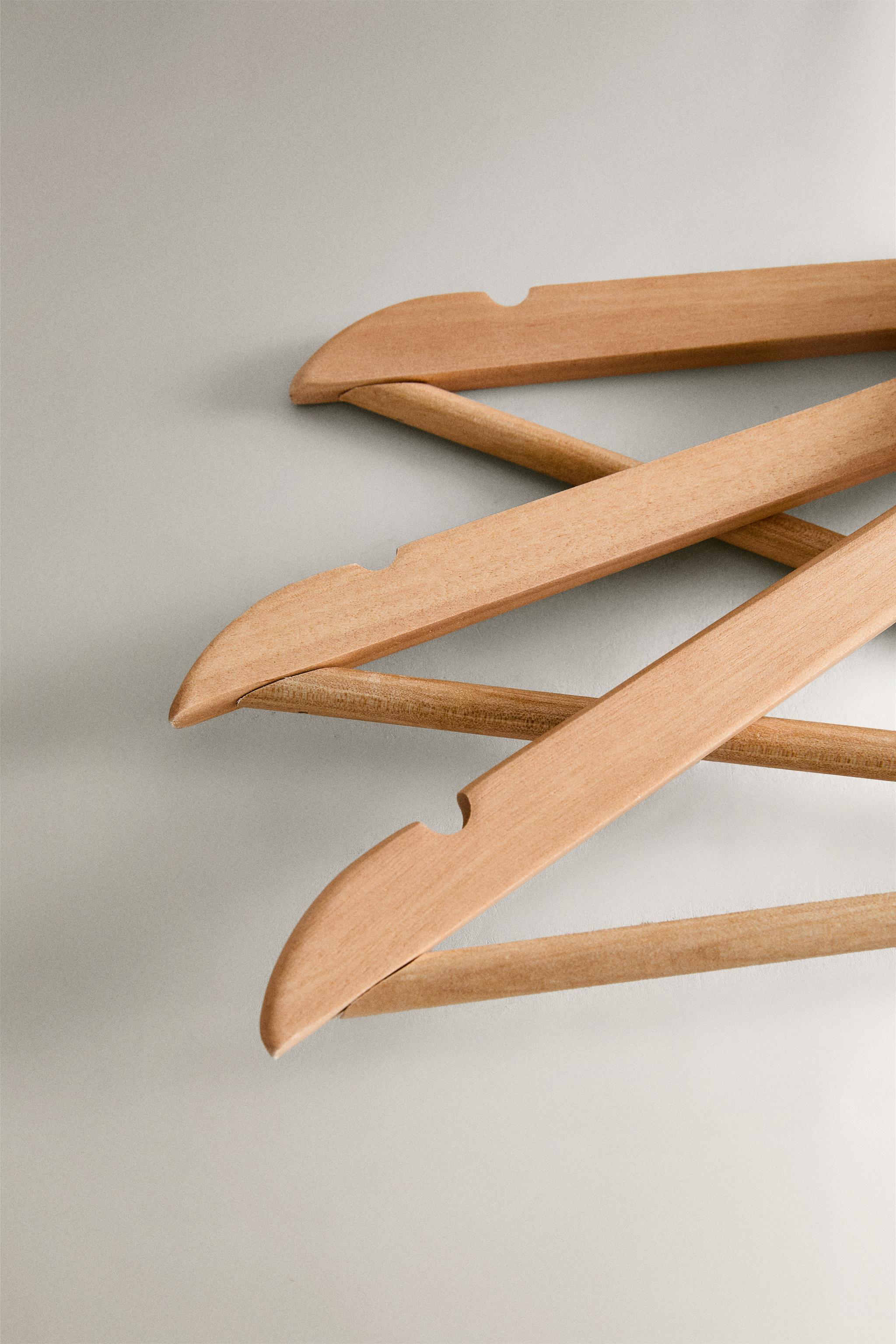 LACQUERED WOODEN HANGER (SET OF 3) — Light beige