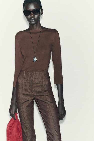 تيشرت بياقة القارب - شوكولاتة الخاص بـ Zara