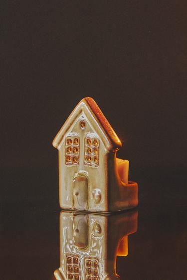 Zara CHRISTMAS HOUSE CERAMIC TEALIGHT HOLDER - Brown