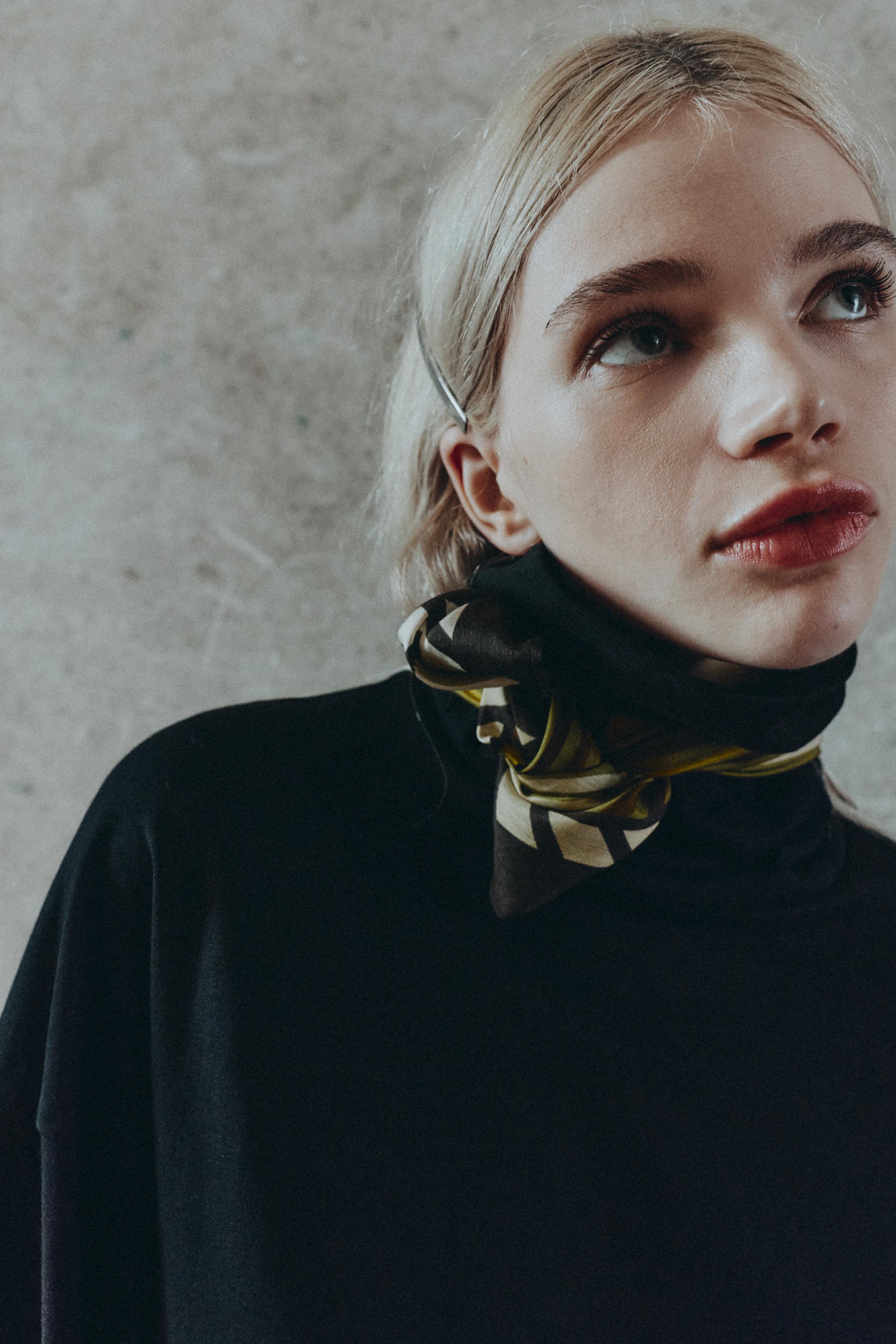 STRIPED PRINT SCARF