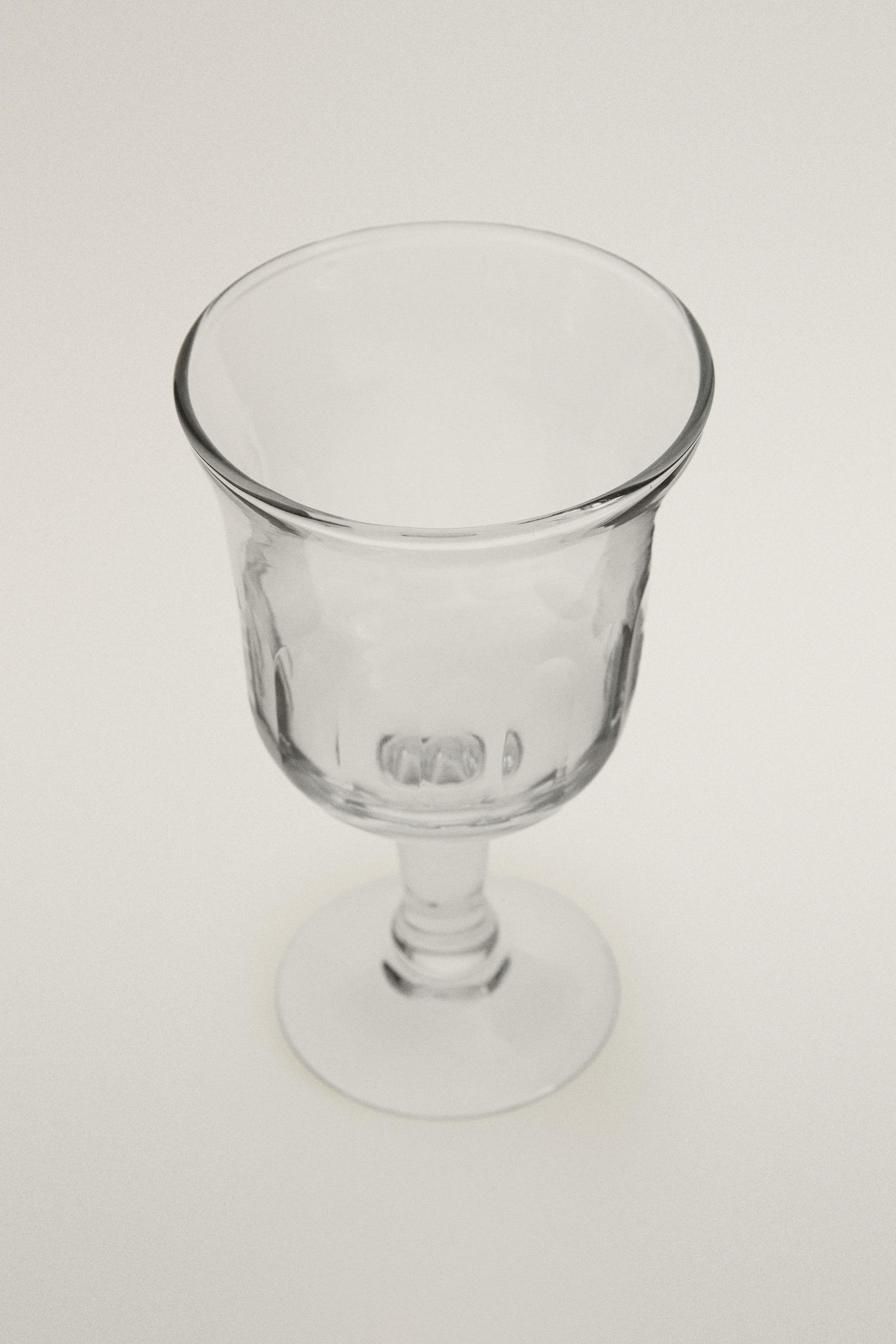 VERTICAL RAISED DESIGN GLASS