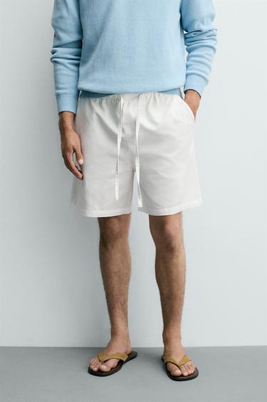 برمودا REGULAR FIT من القطن واللايوسيل - أبيض مكسور الخاص بـ Zara