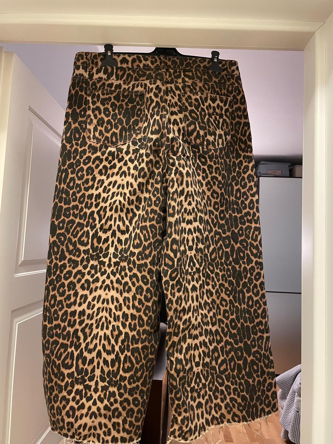 MID-RISE ANIMAL PRINT CULOTTE JEANS - Image 2