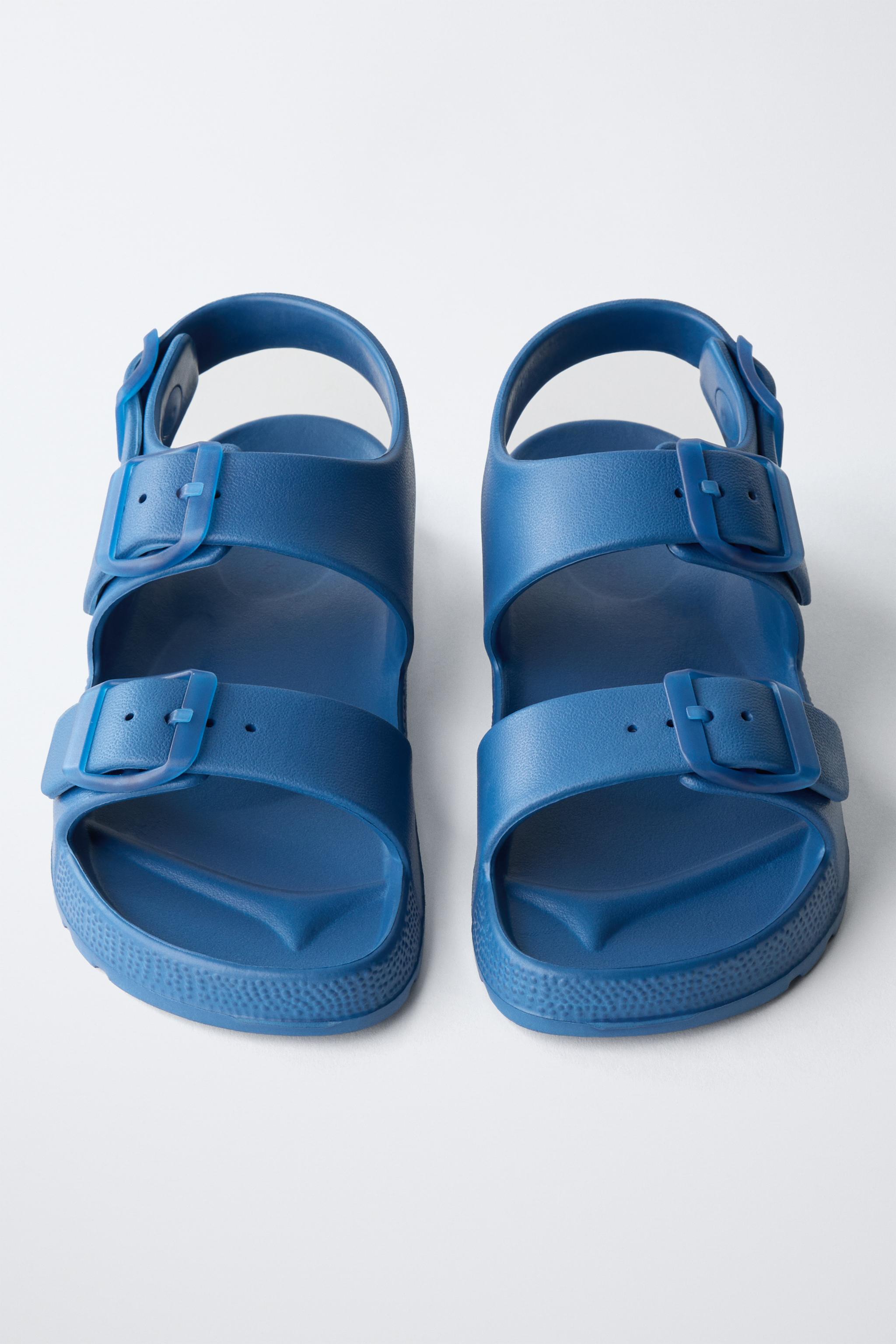 RUBBERIZED BUCKLED SANDALS