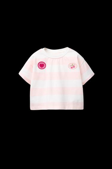 GESTREIFTES T-SHIRT MIT AUFNÄHERN - Pastellrosa von Zara