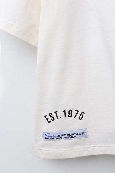 T-SHIRT VARSITY À INSCRIPTION ET ÉTIQUETTE - Blanc de Zara - Image 2