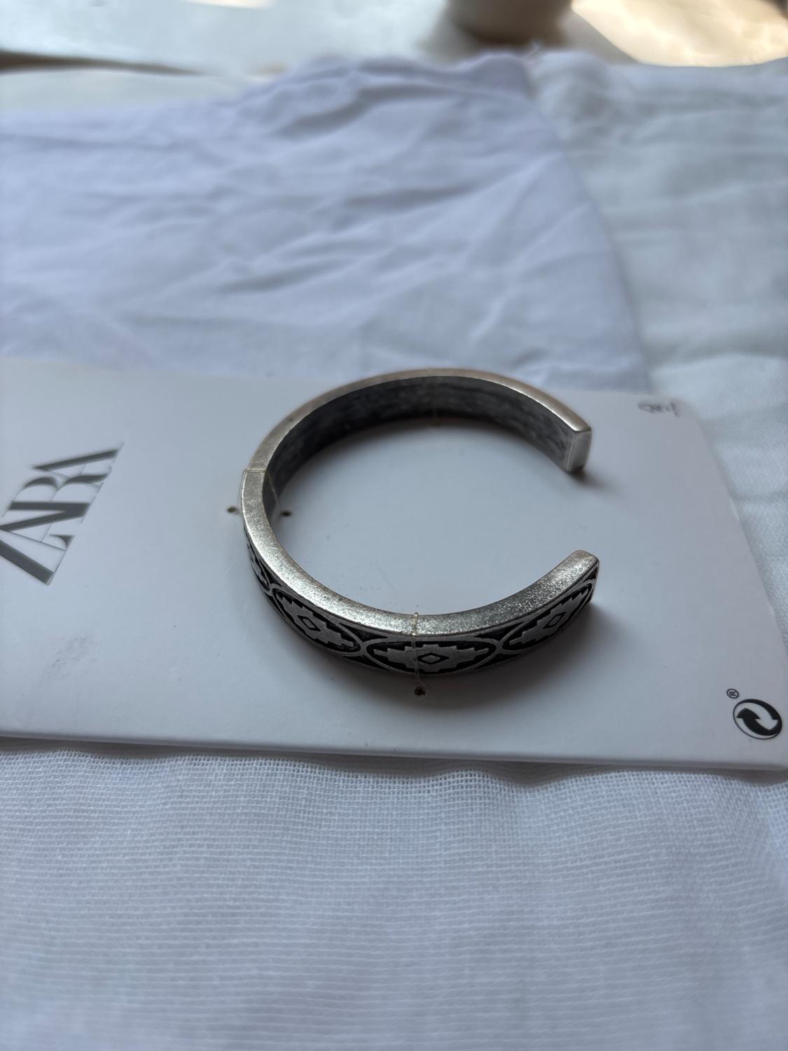 EMBOSSED CUFF BRACELET - Image 3
