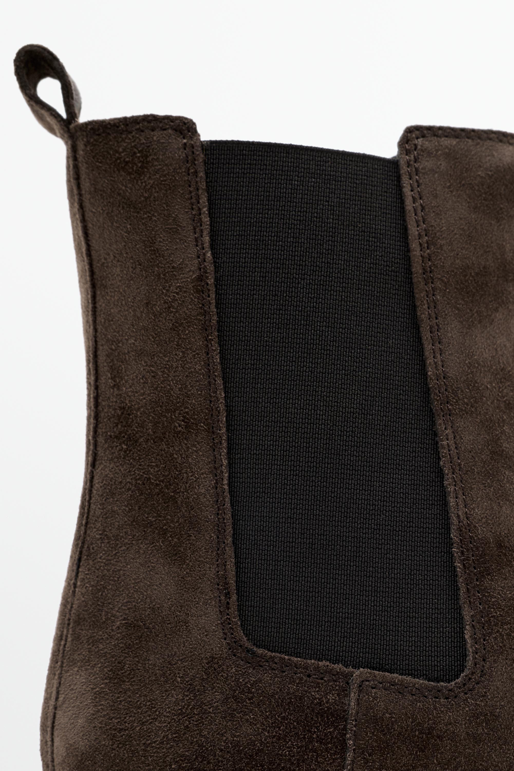 Flat Chelsea boots with track sole