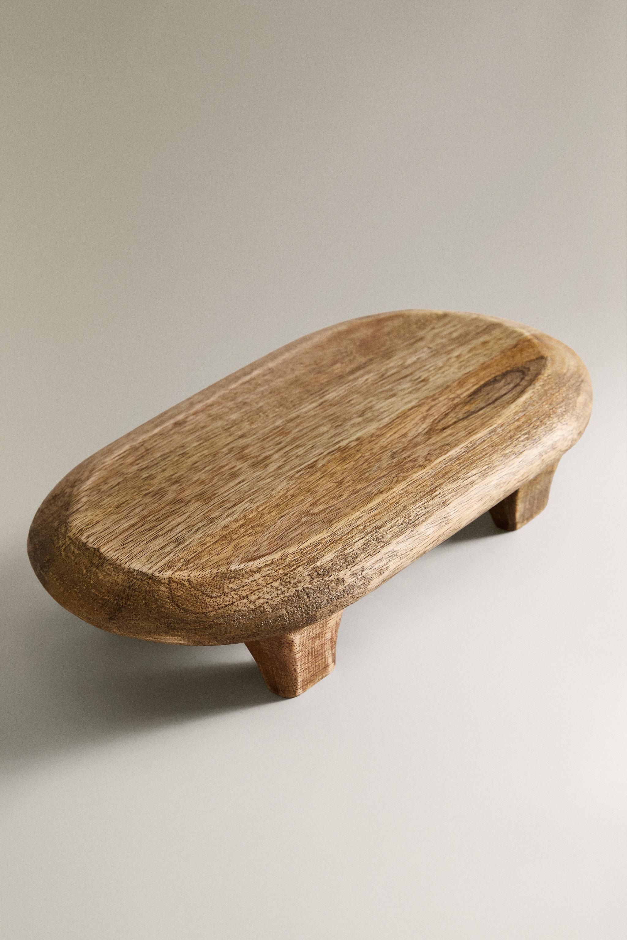 WOODEN CUTTING BOARD WITH LEGS — Brown