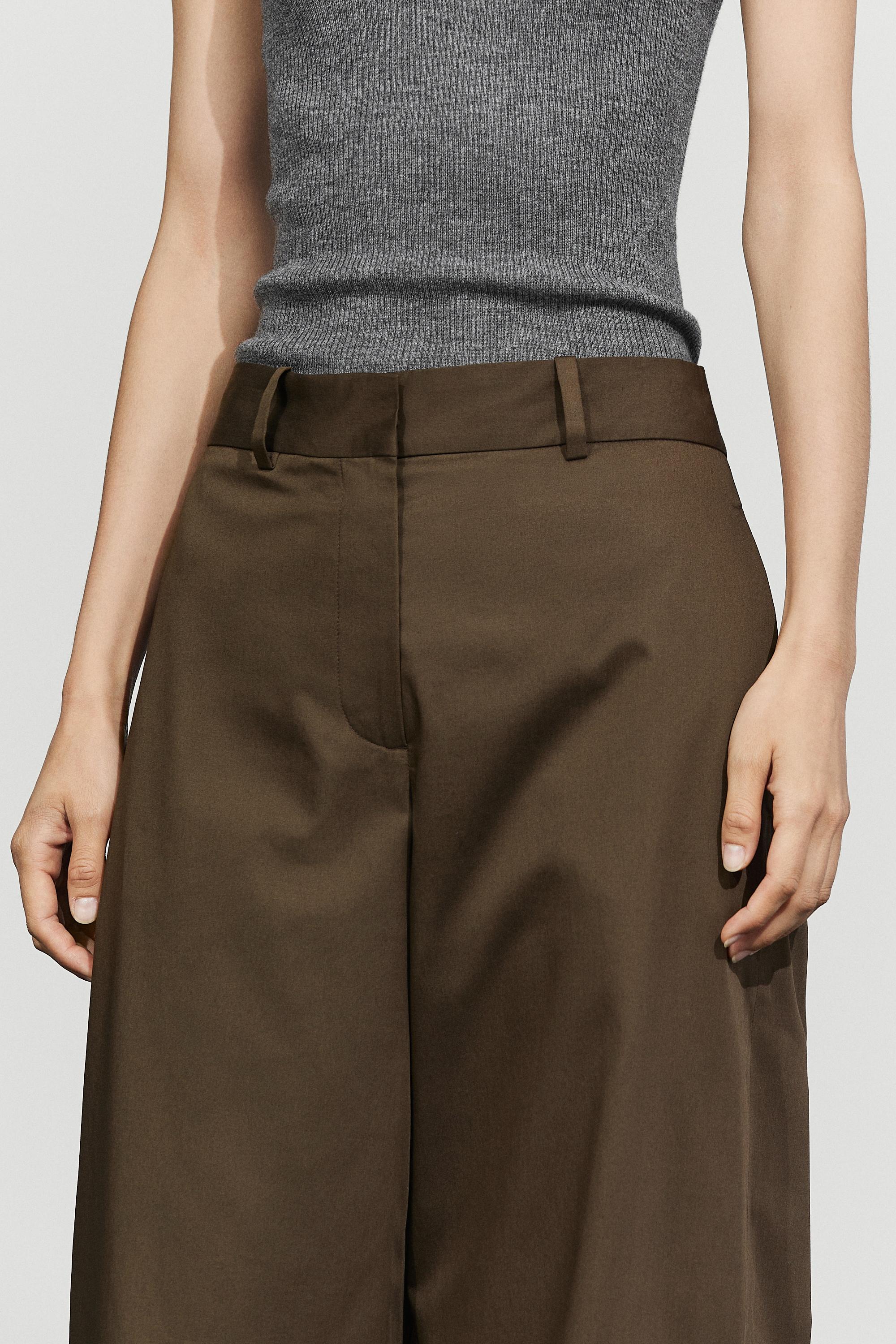 Pants with buttoned hem detail