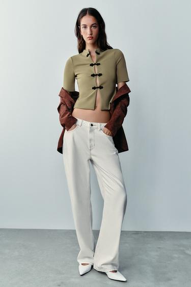 SHORT SLEEVE TOP WITH FROG FASTENING - Light khaki by Zara