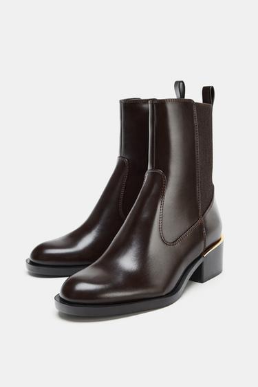LOW-HEEL ANKLE BOOTS WITH METAL DETAIL - Brown de Zara - Image 3