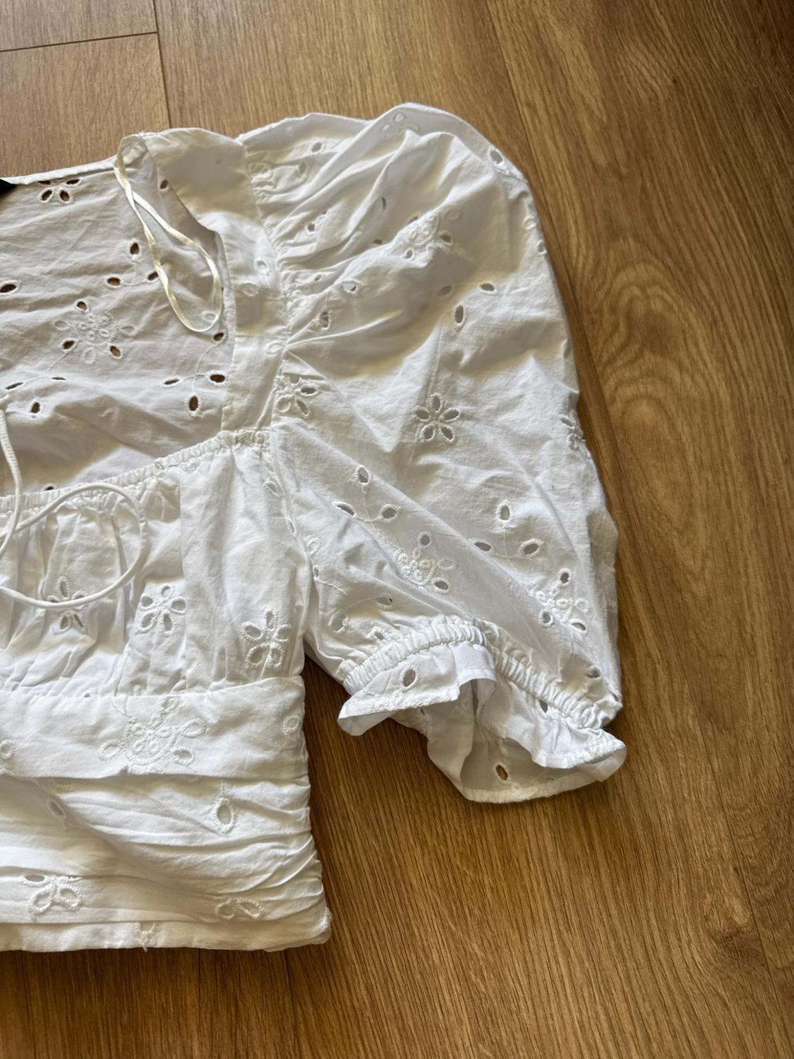 CROP TOP WITH CUTWORK EMBROIDERY - Image 4