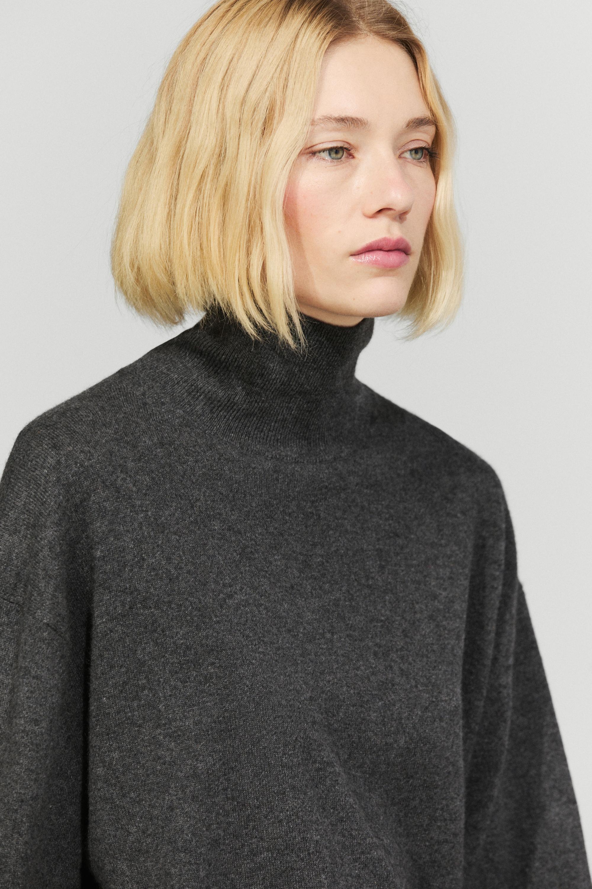 100% cashmere high neck knit sweater