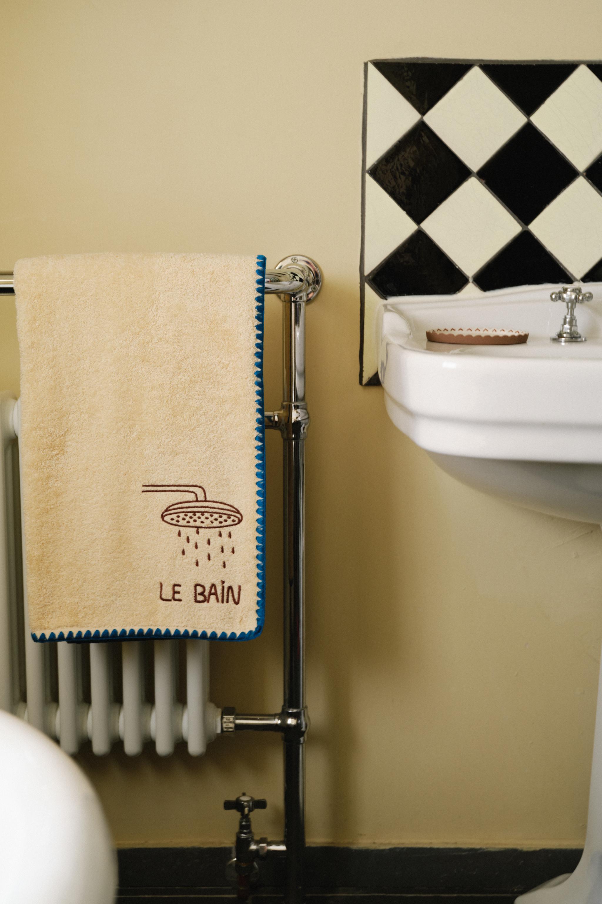 Zara Home y la solución más bonita para colgar las toallas: unos colgadores  de mármol redondos y en color beige para decorar tu baño