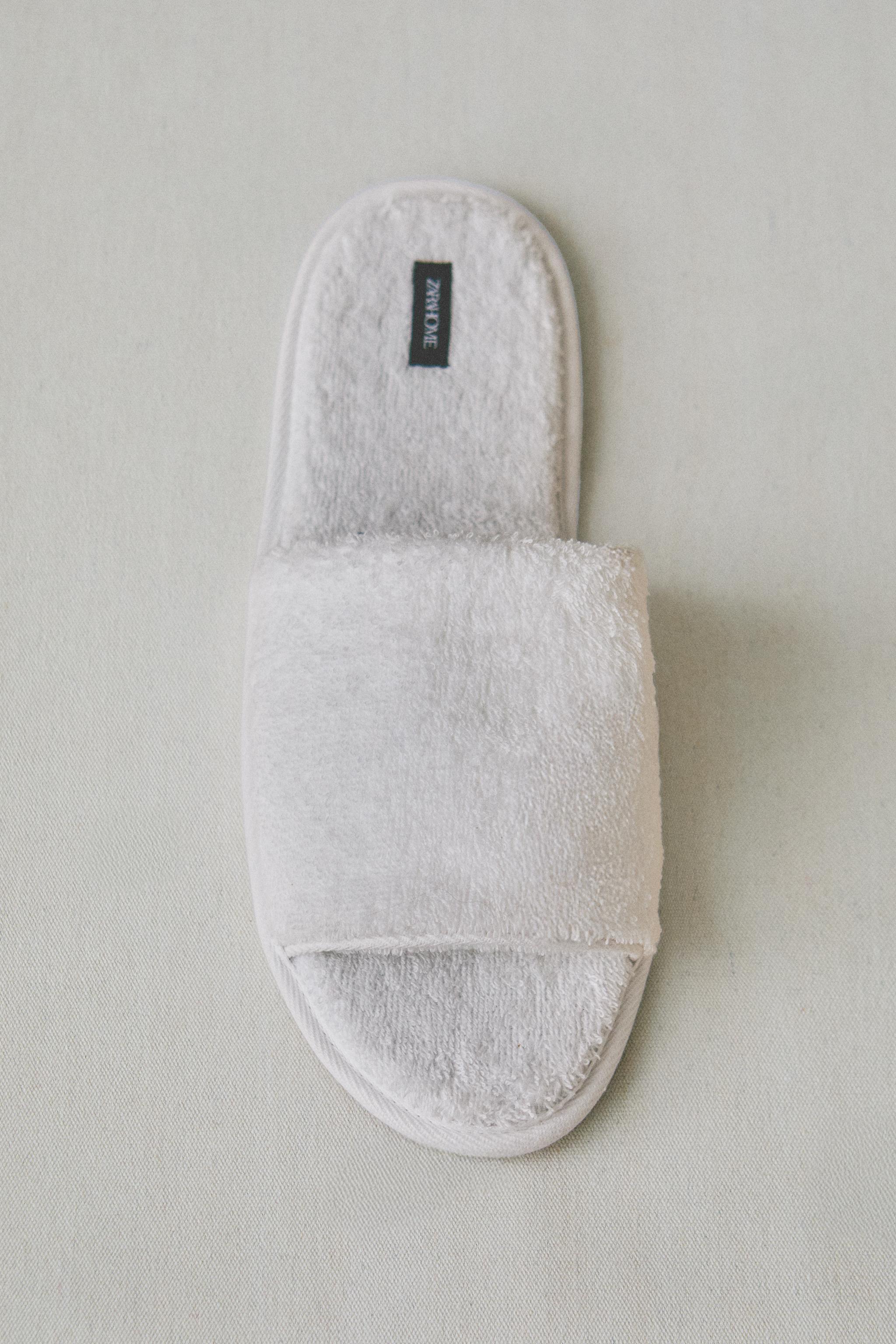 OPEN TERRY BATHROOM SLIPPERS — White