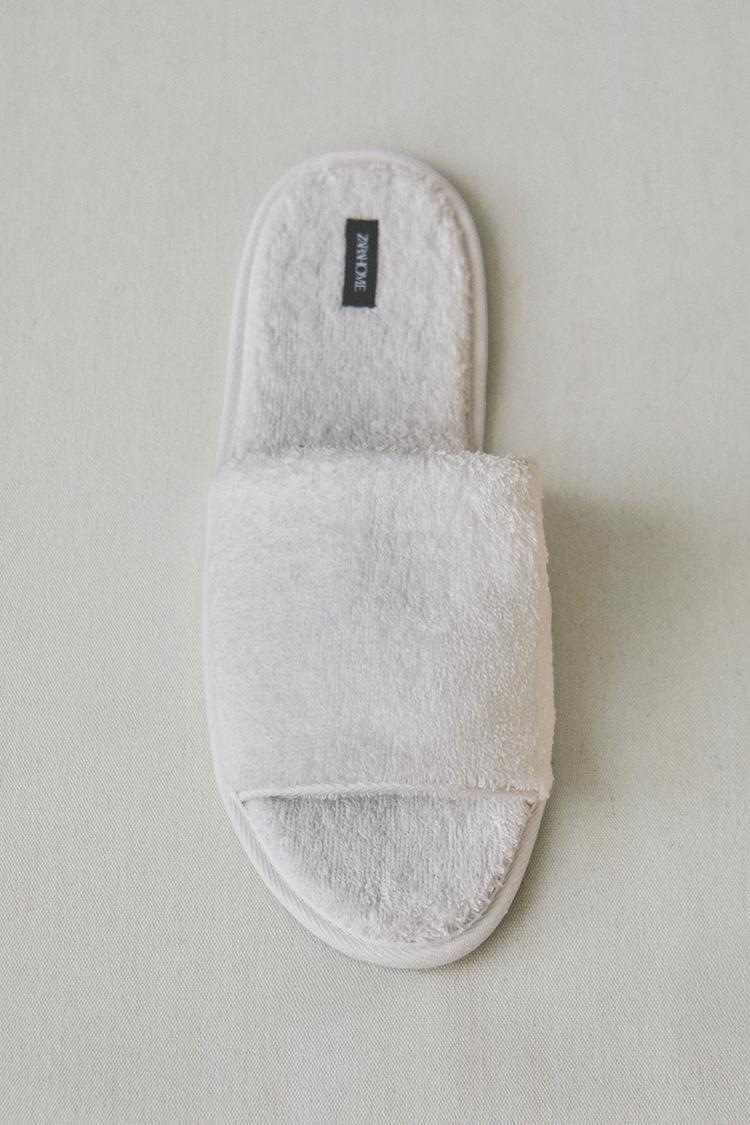 OPEN TERRY BATHROOM SLIPPERS — White