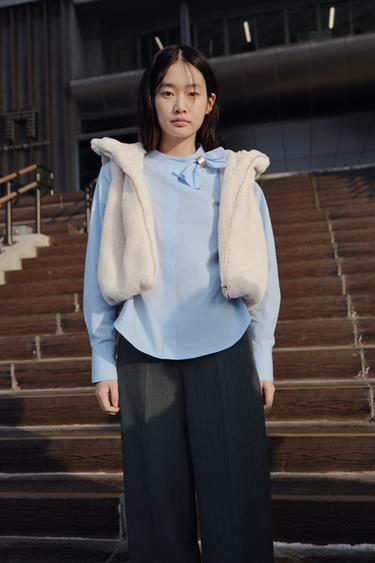 フェイクファーフードベストエクリュZaraのフェイクファーフードベスト - エクリュ 