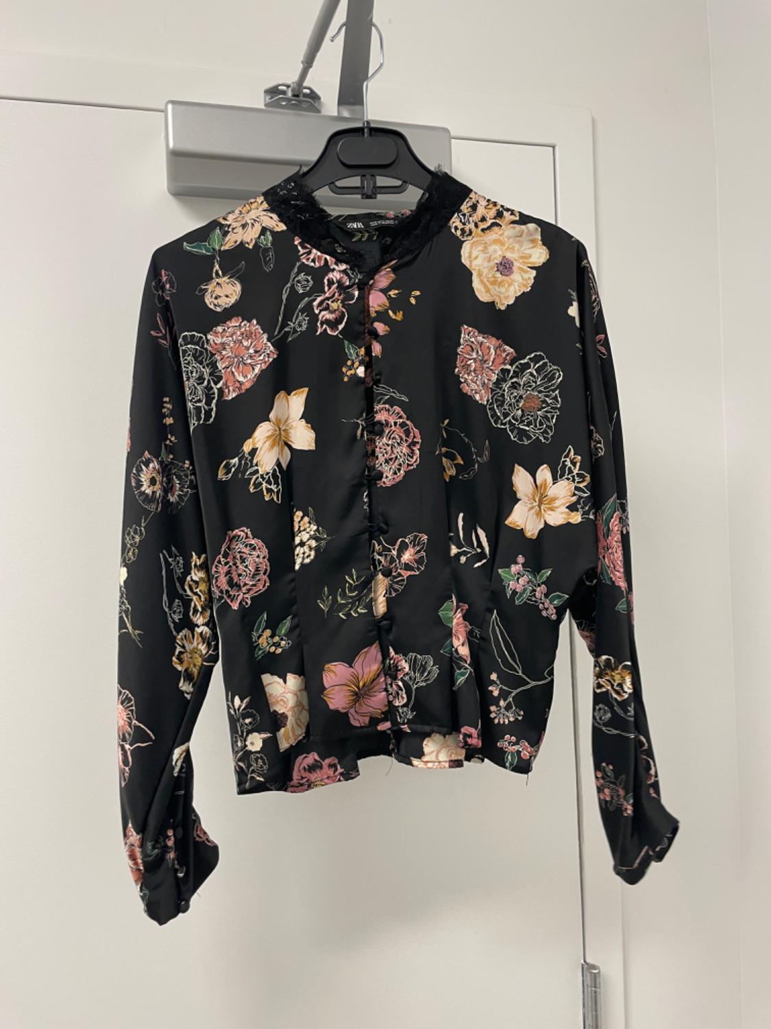 BLUSA SATINADA ESTAMPADO FLORAL
