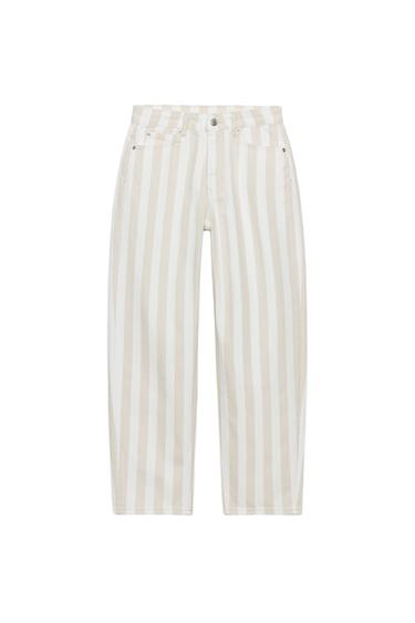 Front view of medium raw jeans with vertical stripes, mid-rise, five pockets, and a front zip and button fastening.