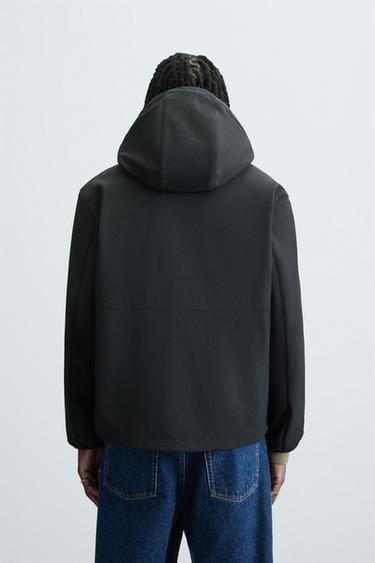 ג'קט טכני משולב עם פליז - שחור של Zara