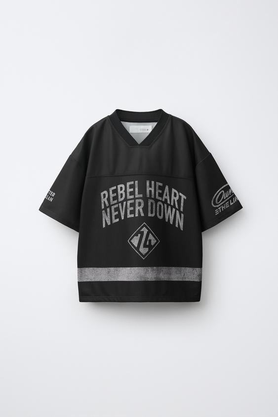 CAMISETA REJILLA ESTAMPADO TEXTO - Negro de Zara - Imagen 0