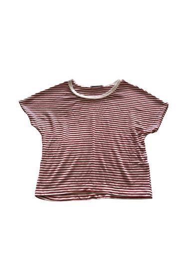 RED AND WHITE STRIPE SHORT SLEEVED TSHIRT. SLIGHTLY CROPPED. SOFT JERSEY FABRIC.