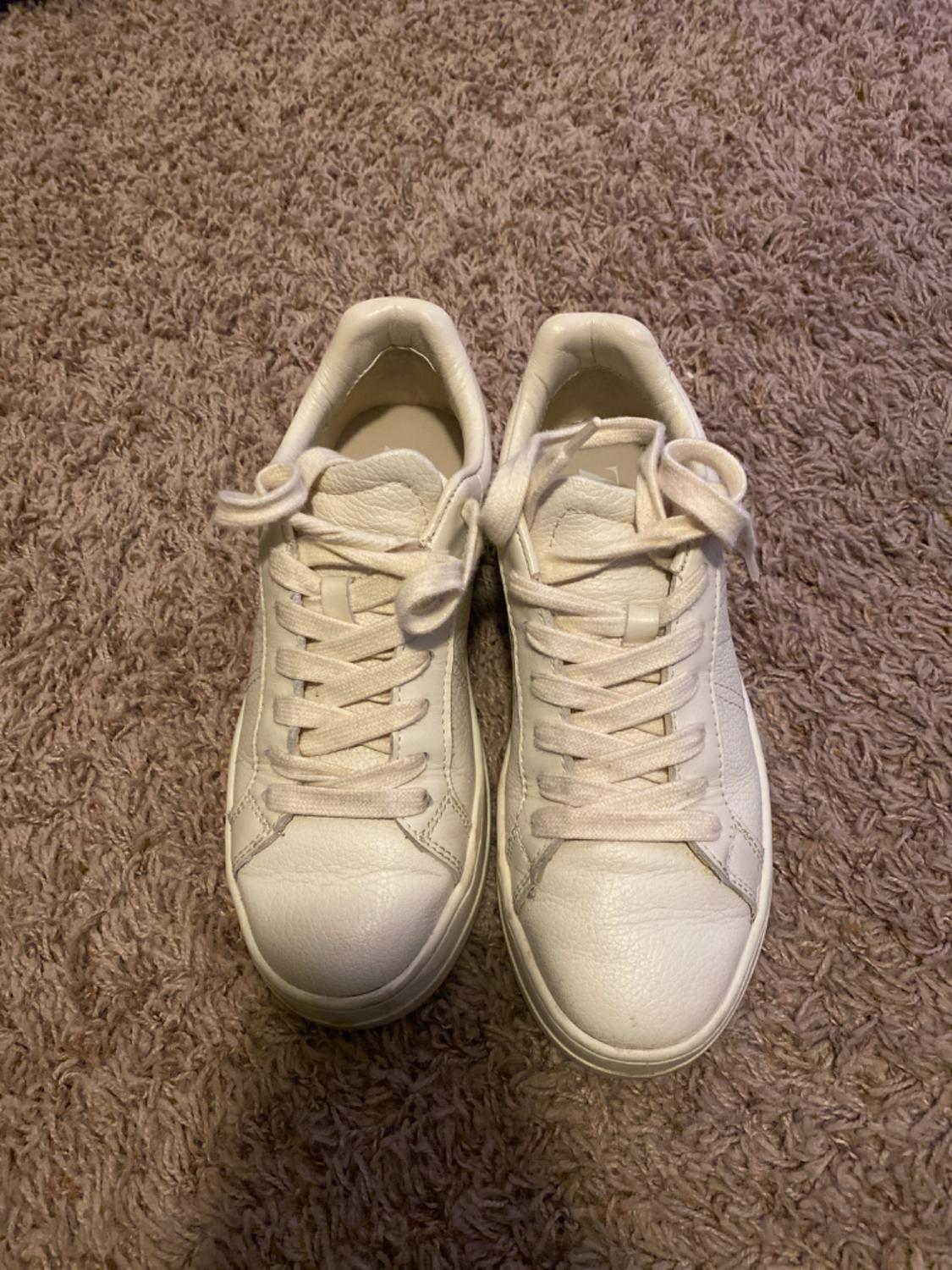 WOMENS SNEAKERS SIZE 5 - Image 2