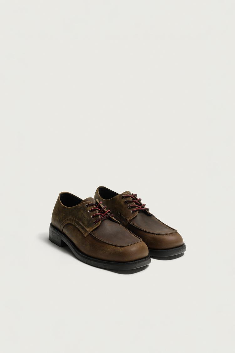 Zapato piel desgastado