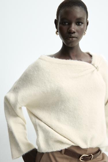 KNIT JUMPER WITH BROOCH - Ecru by Zara