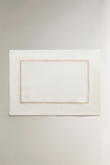 PLACEMAT WITH CONTRAST TOPSTITCHING - خَام الخاص بـ Zara