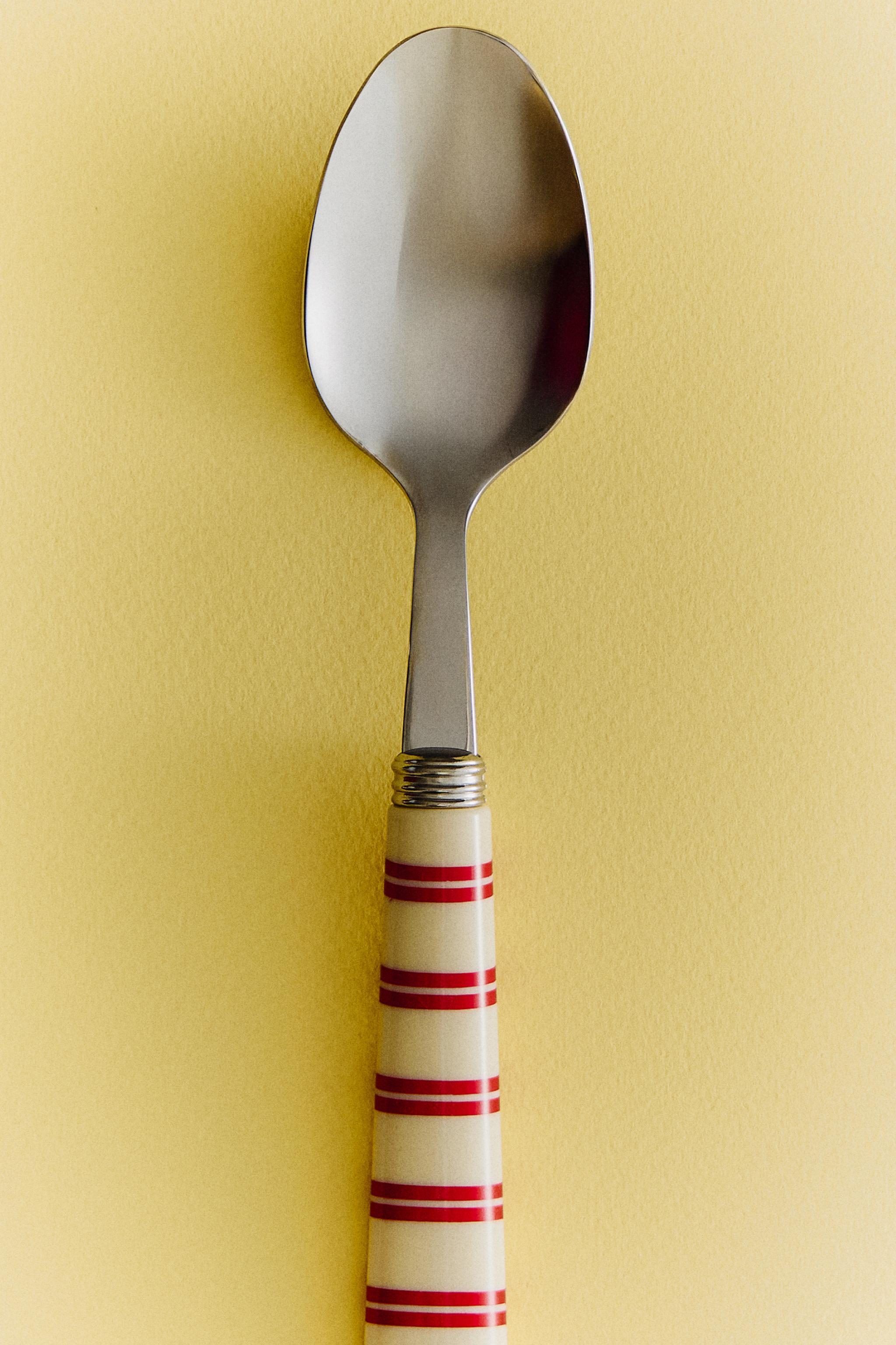 4-PIECE CUTLERY SET WITH STRIPED HANDLE